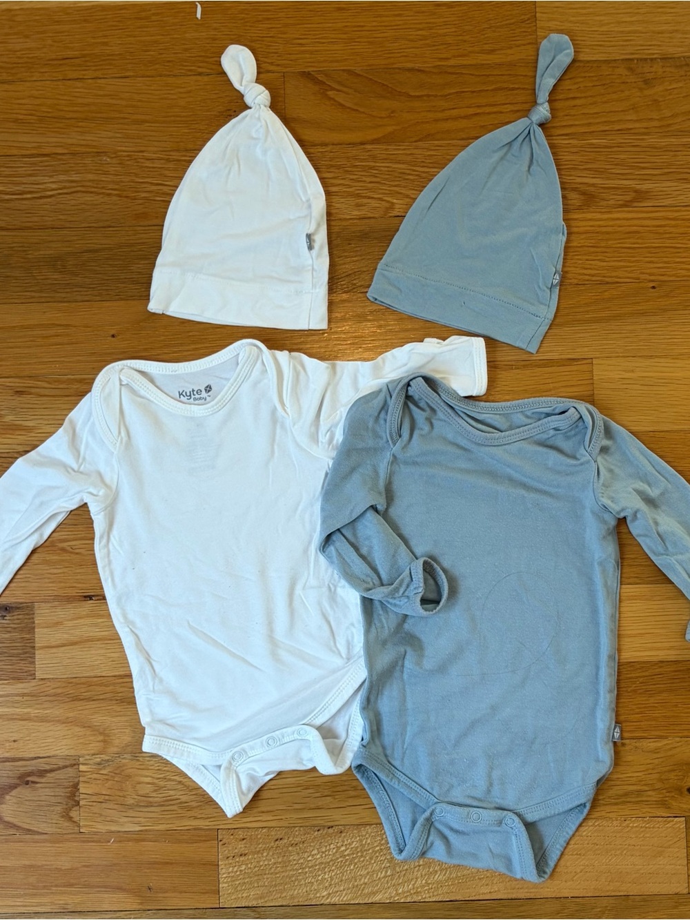 Kyte Baby Organic Cotton One-Piece Lot of 2 - White (0-3mo) Blue (3-6mo)
